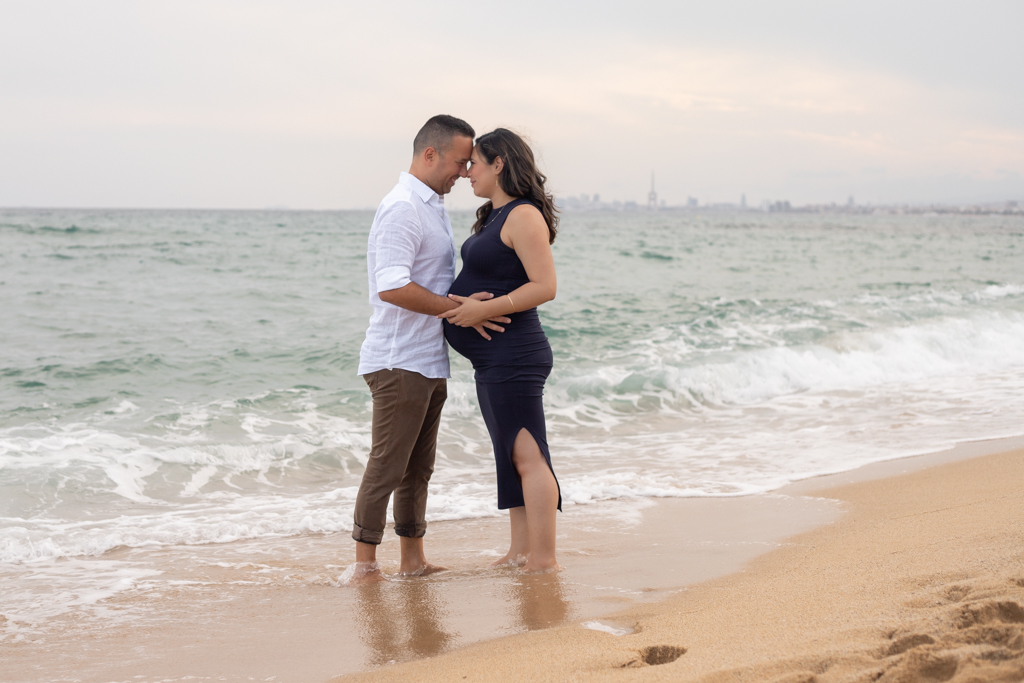 Fotografia embarazo con Pareja en la Playa de Barcelona