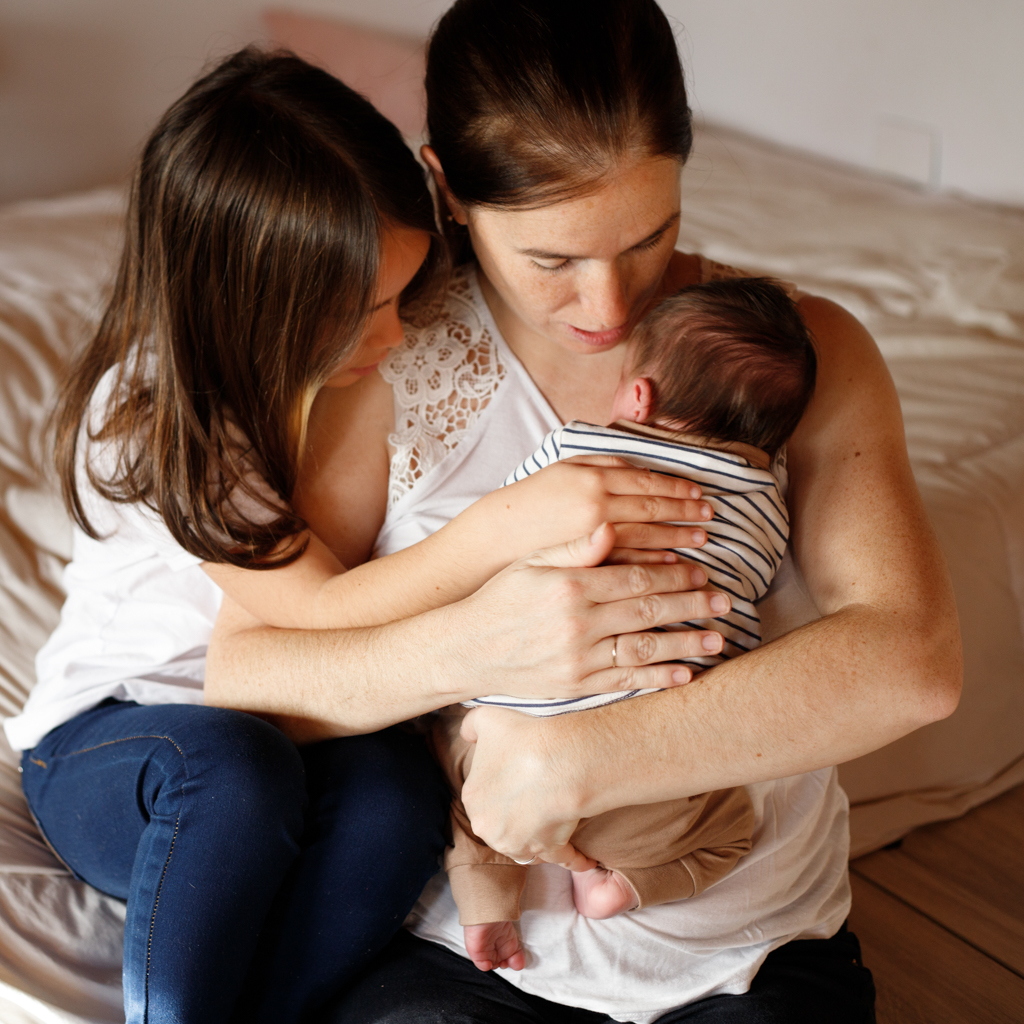 sesion de fotos de bebé en brazos de su madre