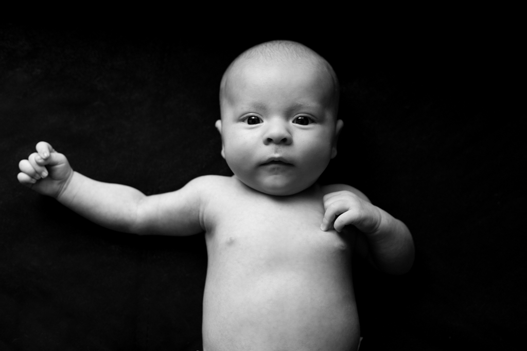 Foto de bebé recién nacido sobre un fondo negro