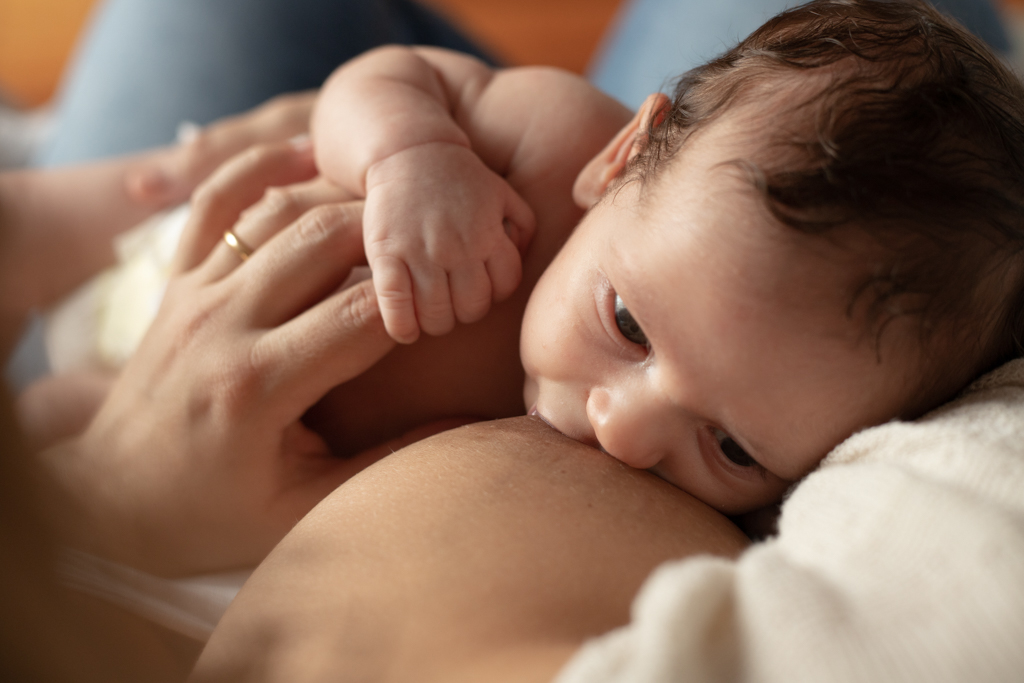 sesion de Fotos de madre amamantando al bebé