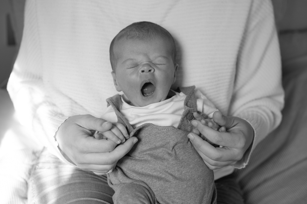 Foto de bebe abriendo la boca a la cámara
