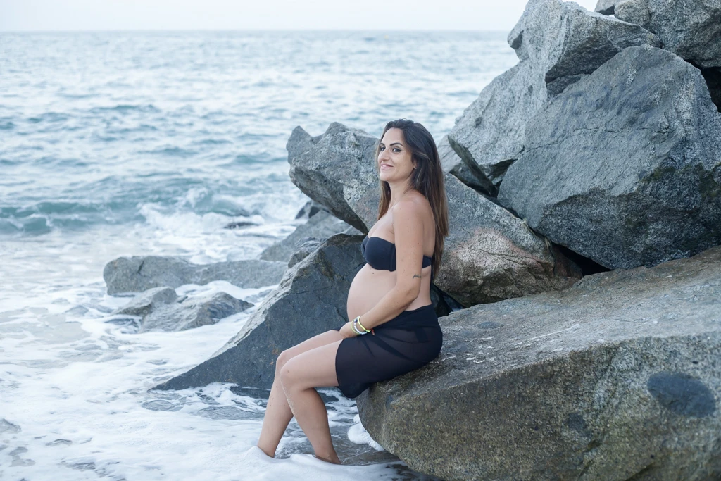 Sesión de fotos de embarazo en la playa