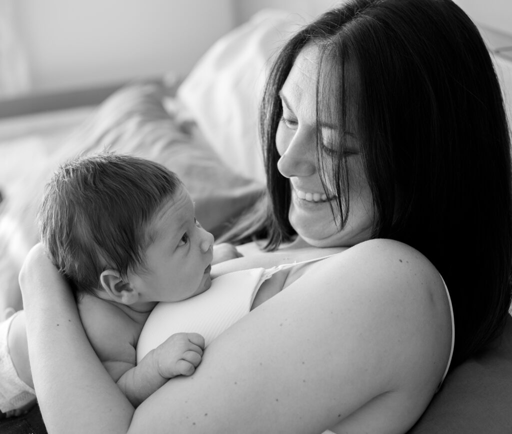 Fotografia de madre con su recién nacido en brazos 